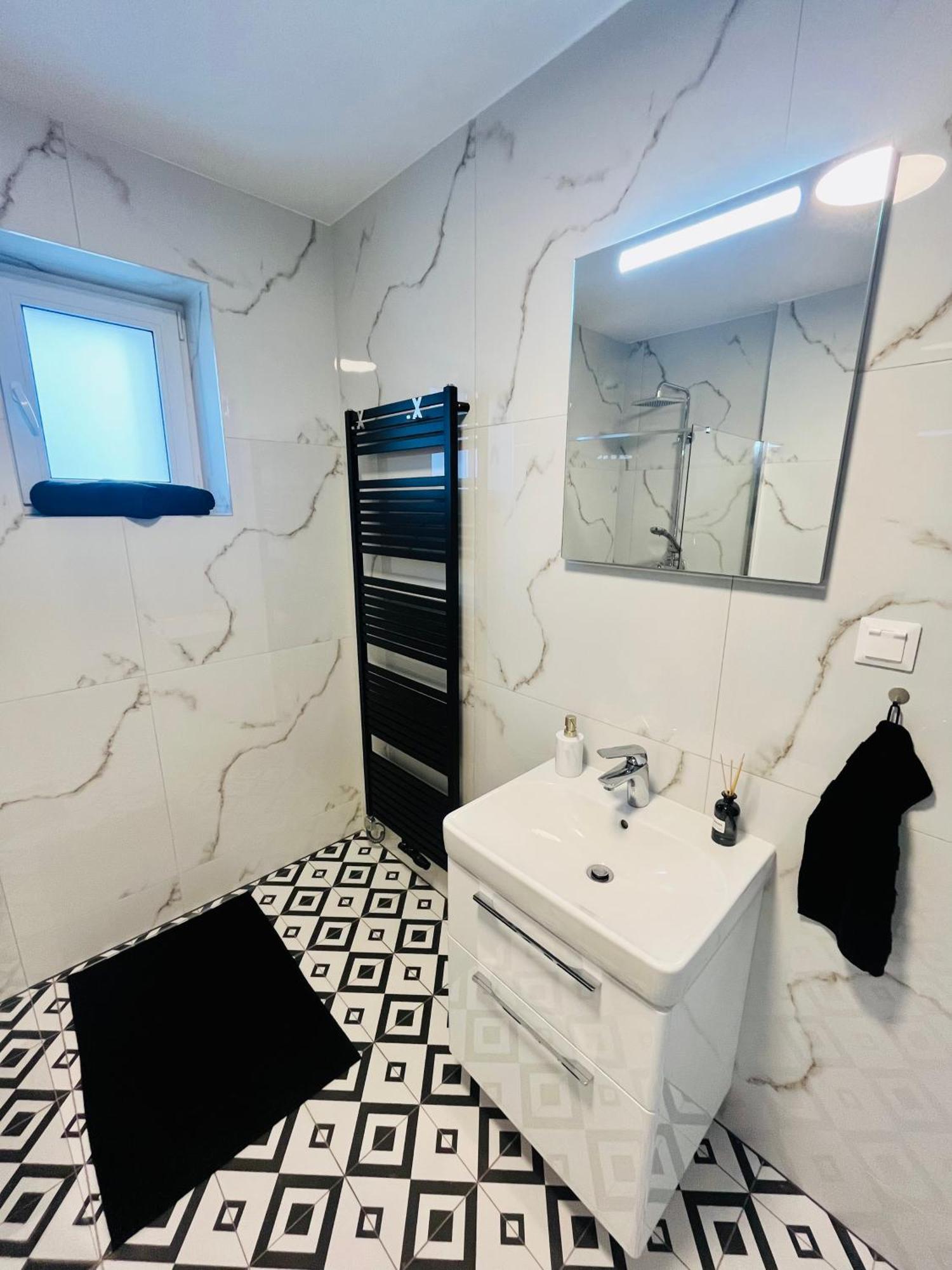 Apartment Riviera Centrum, Private Parking And Smart Check In Banska Bystrica Exterior photo